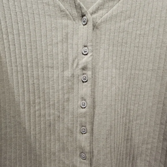 Women's Gap Ribbed Button-Up Top - Picture 2 of 3